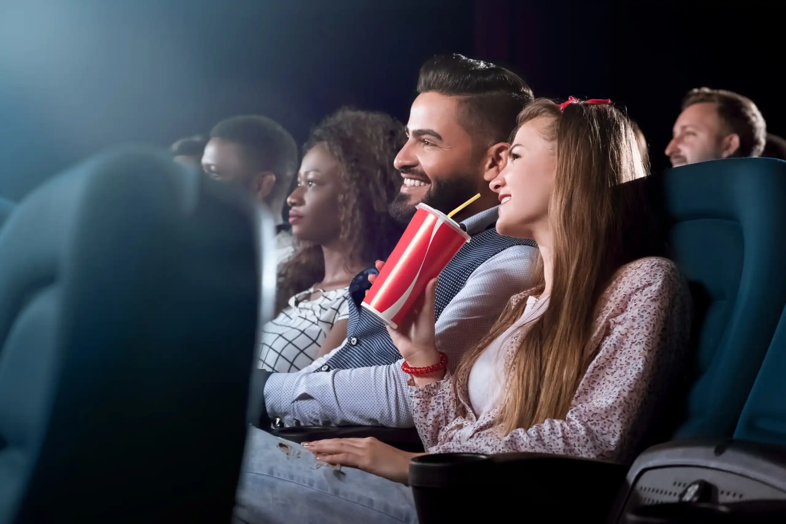 Alegres amigos juntos en el cine-teatro