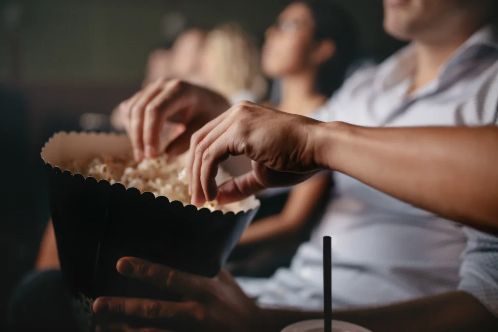 jóvenes comiendo palomitas en el cine