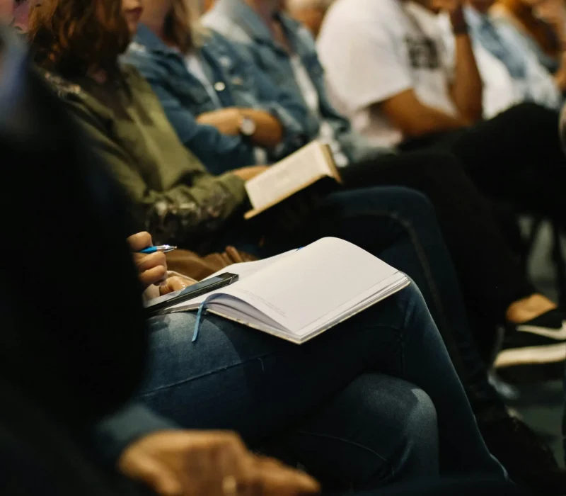 Compromiso-con-la-Biblia Gente leyendo la Biblia